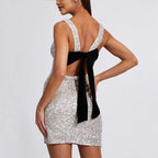 Stilvolles, sexy, rückenfreies Kleid mit Pailletten und Schleife