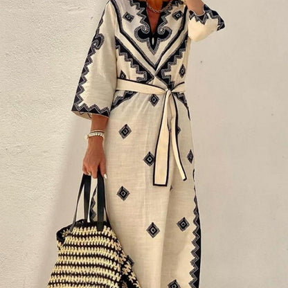 Vestido boho de damas con patrón de geometría de etno, cuello en V y cinturón