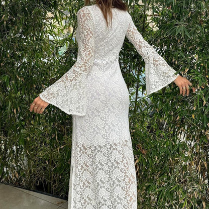 Vestido de encaje con mangas de trompeta, dobladillo de ranura y corte de cintura