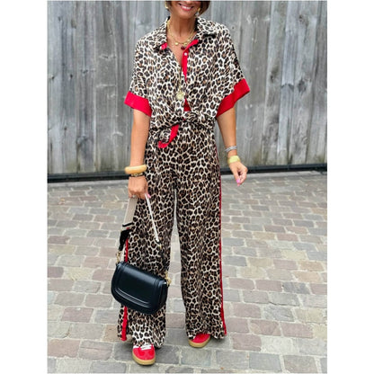 Patrón de dos partes de mujeres con leopardo: blusa de camisa con un tapete y pantalones con pierna ancha