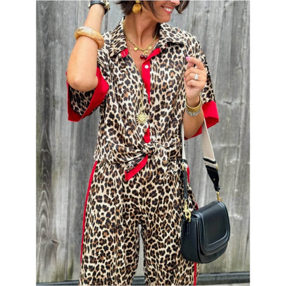 Patrón de dos partes de mujeres con leopardo: blusa de camisa con un tapete y pantalones con pierna ancha