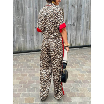 Patrón de dos partes de mujeres con leopardo: blusa de camisa con un tapete y pantalones con pierna ancha