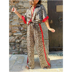 Damen-Zweiteiler mit Leopardenmuster: Hemdbluse mit Knopfleiste und Hose mit weitem Bein