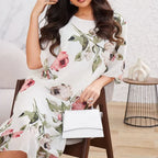 Fließendes Chiffonkleid mit blush-farbigen Blütenblättern
