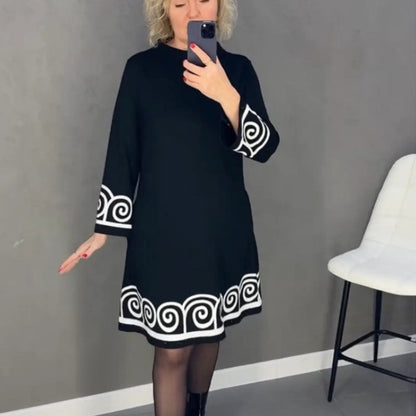 Vestido de manga larga con un patrón abstracto