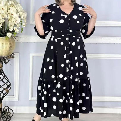Vestido de lunares de damas elegantes con un escrito en V