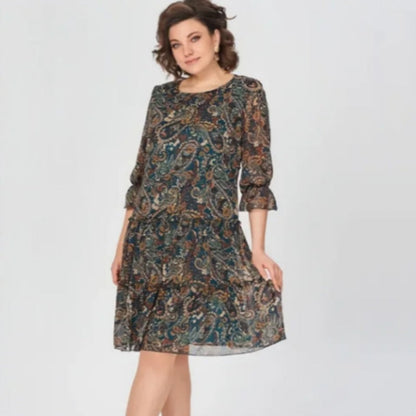 Vestido de ocio para mujeres con un escote circular y un patrón de flores
