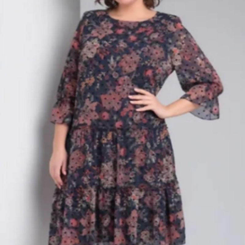 Vestido de ocio para mujeres con un escote circular y un patrón de flores