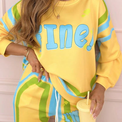 Las dos partes de las mujeres con estampado colorido: sudadera y pantalones para trotar