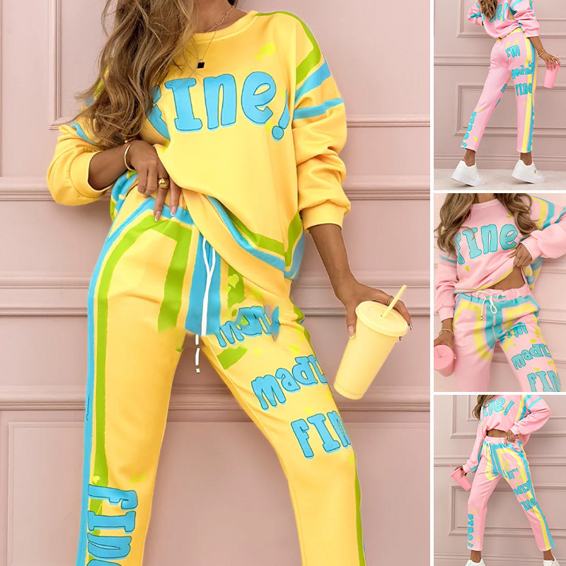Las dos partes de las mujeres con estampado colorido: sudadera y pantalones para trotar