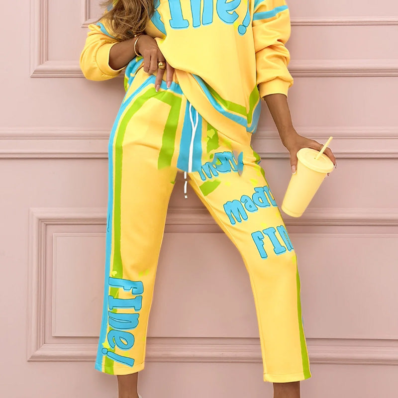 Las dos partes de las mujeres con estampado colorido: sudadera y pantalones para trotar