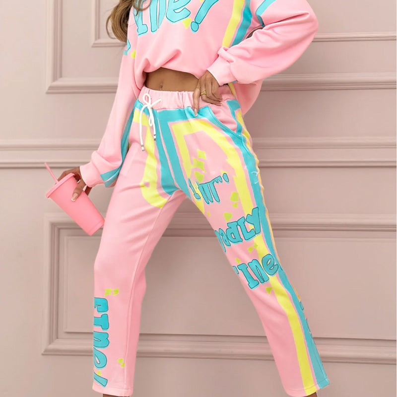 Las dos partes de las mujeres con estampado colorido: sudadera y pantalones para trotar