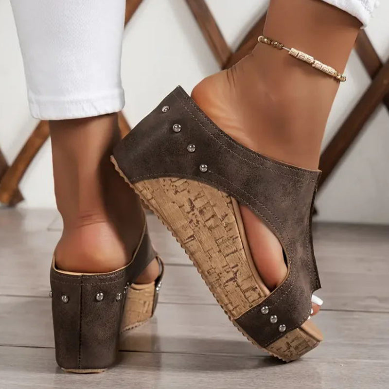 🔥50 % Rabatt für begrenzte Zeit🔥Damen-Sandalen mit Keilabsatz und Nietenverzierung☀️Lieferung innerhalb von 5 Werktagen👜