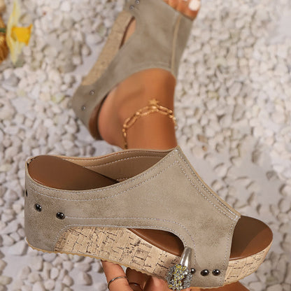 🔥50 % Rabatt für begrenzte Zeit🔥Damen-Sandalen mit Keilabsatz und Nietenverzierung☀️Lieferung innerhalb von 5 Werktagen👜