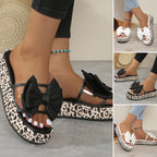 🎀2025 Sommer-Sonderangebot: 50% Rabatt Slipper mit Leopardenmuster, Schleife und dicker Sohle