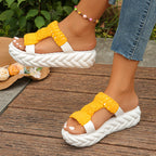 Chunky gewebte Hausschuhe in hellen Farben