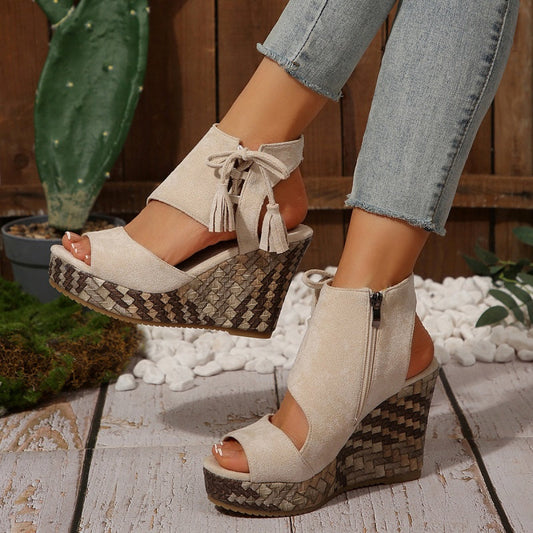 Sandalias de mujeres con un área de los pies abiertos y ventas de meseta y borla