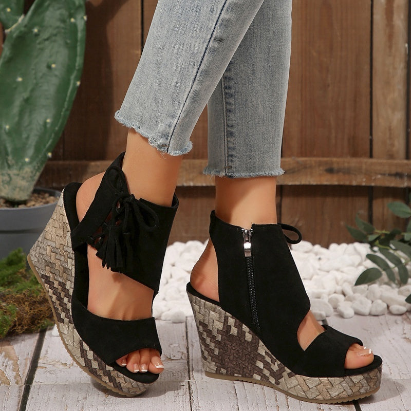 Sandalias de mujeres con un área de los pies abiertos y ventas de meseta y borla