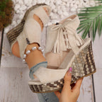 Damen-Sandalen mit offener Zehenpartie und Plateau-Keilabsatz und Quaste