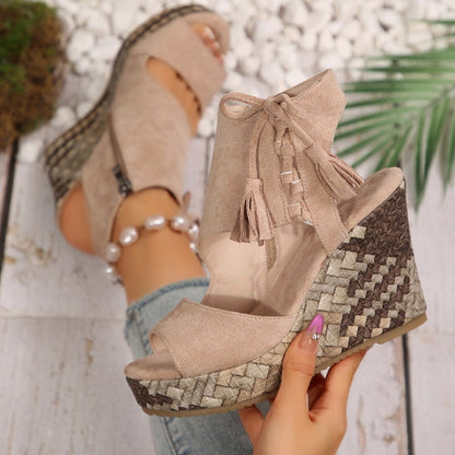 Sandalias de mujeres con un área de los pies abiertos y ventas de meseta y borla