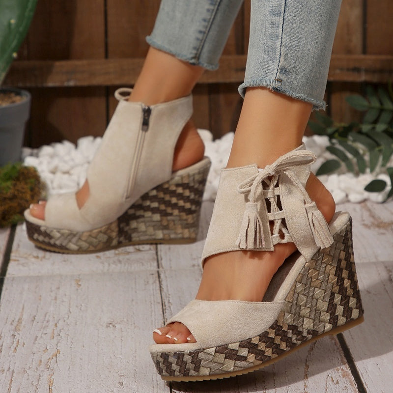 Sandalias de mujeres con un área de los pies abiertos y ventas de meseta y borla