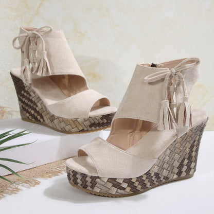 Sandalias de mujeres con un área de los pies abiertos y ventas de meseta y borla