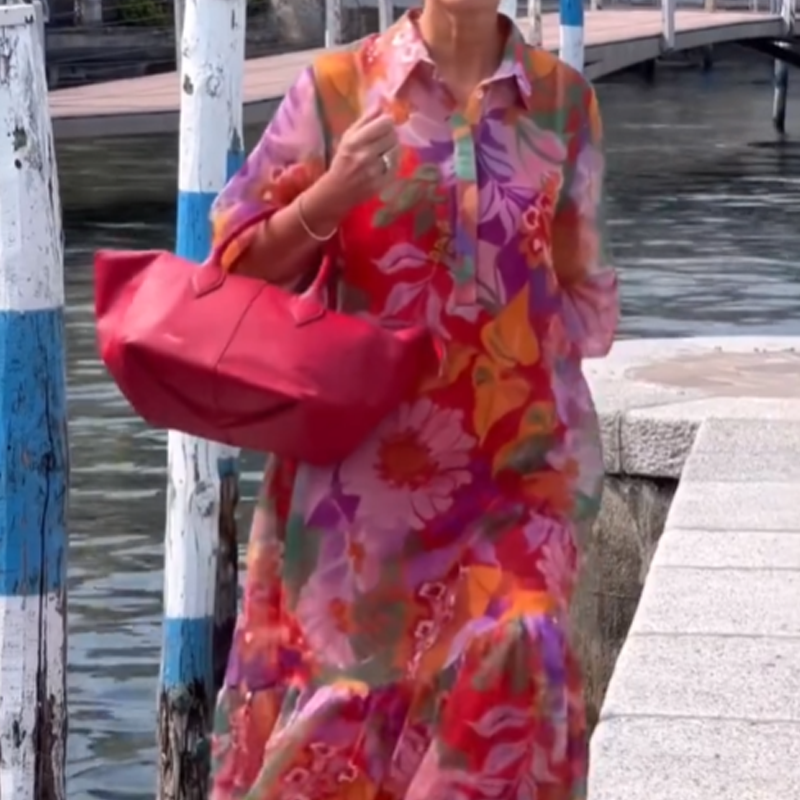 Vestido de gasa roja con patrón de flores