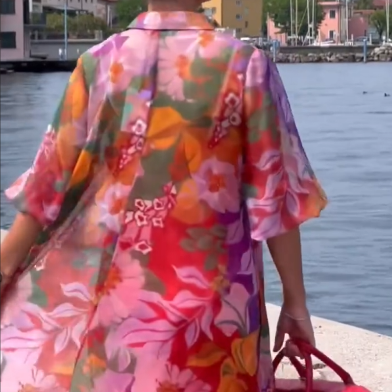 Vestido de gasa roja con patrón de flores