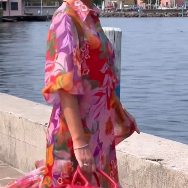 Vestido de gasa roja con patrón de flores