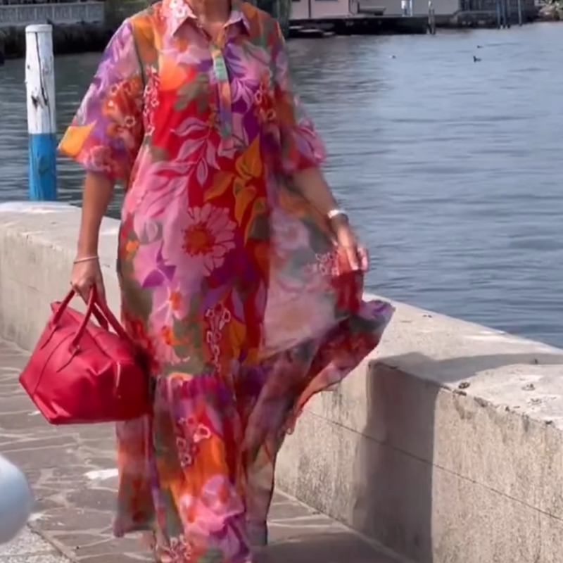 Vestido de gasa roja con patrón de flores