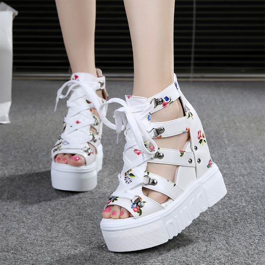 Elegantes sandalias con un escote para mujeres
