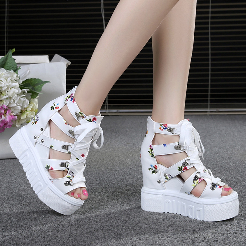 Elegantes sandalias con un escote para mujeres