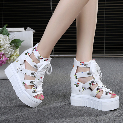 Elegantes sandalias con un escote para mujeres