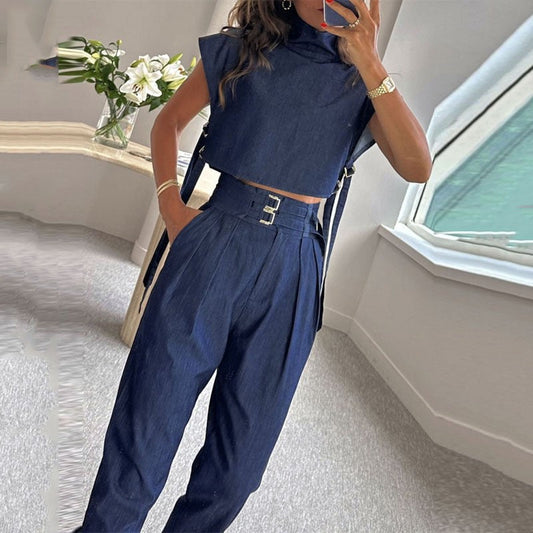 Conutos de moda de moda para mujeres con un top corto con un escote alto y pantalones de 3/4 langer con cintura alta