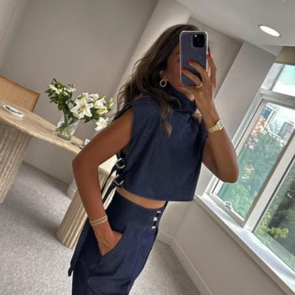 Conutos de moda de moda para mujeres con un top corto con un escote alto y pantalones de 3/4 langer con cintura alta