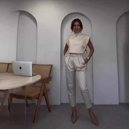 Conutos de moda de moda para mujeres con un top corto con un escote alto y pantalones de 3/4 langer con cintura alta