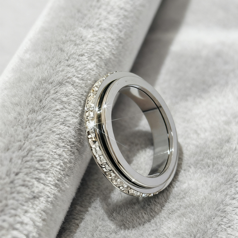 LETZTER TAG AKTION-KAUF 1 ERHALTE 1 GRATIS✨Drehbarer Spinner-Ring aus Titanstahl mit Zirkonia