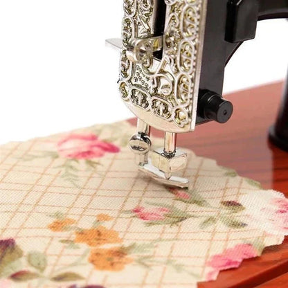 Fröhliches Neujahr! 50% auf alles 🎊⏰Mini-Nähmaschine aus Holz – Klassische Spieluhr mit zeitlosem Design 🎵 🪡